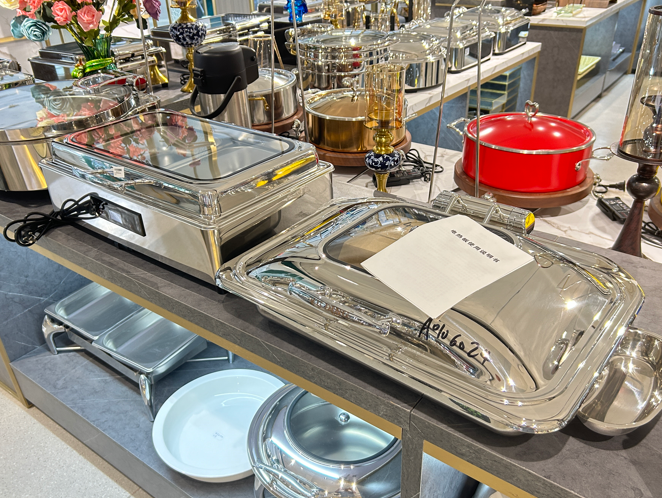 自助餐具的时尚元素:大型自助餐厅引领餐饮潮流