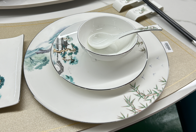 酒店餐具新趋势：高颜值与实用性并重，提升用餐格调